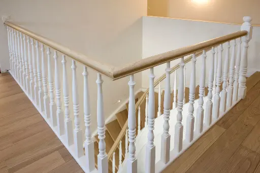 Witte Draaitrap met Gedraaide Spijlen