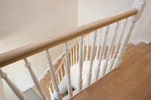 Witte Draaitrap met Gedraaide Spijlen