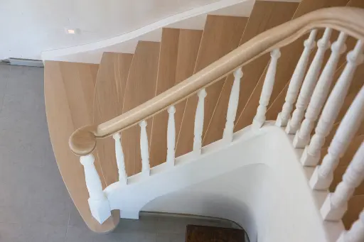 Witte Draaitrap met Gedraaide Spijlen