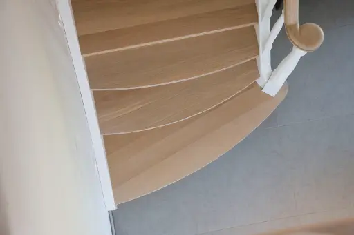 Witte Draaitrap met Gedraaide Spijlen