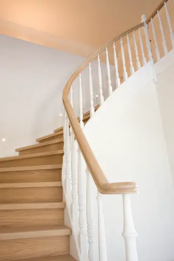 Witte Draaitrap met Gedraaide Spijlen