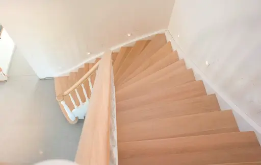 Witte Draaitrap met Gedraaide Spijlen