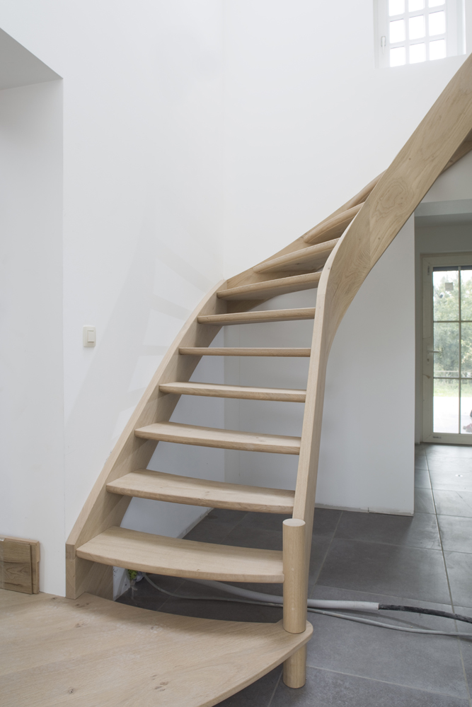 Oak open staircase with quarter turn