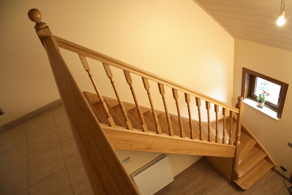 Escalier en bois classique en chêne