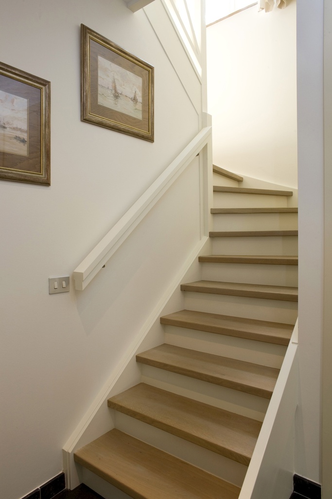 [1002] Cottage/Country/Oak staircase