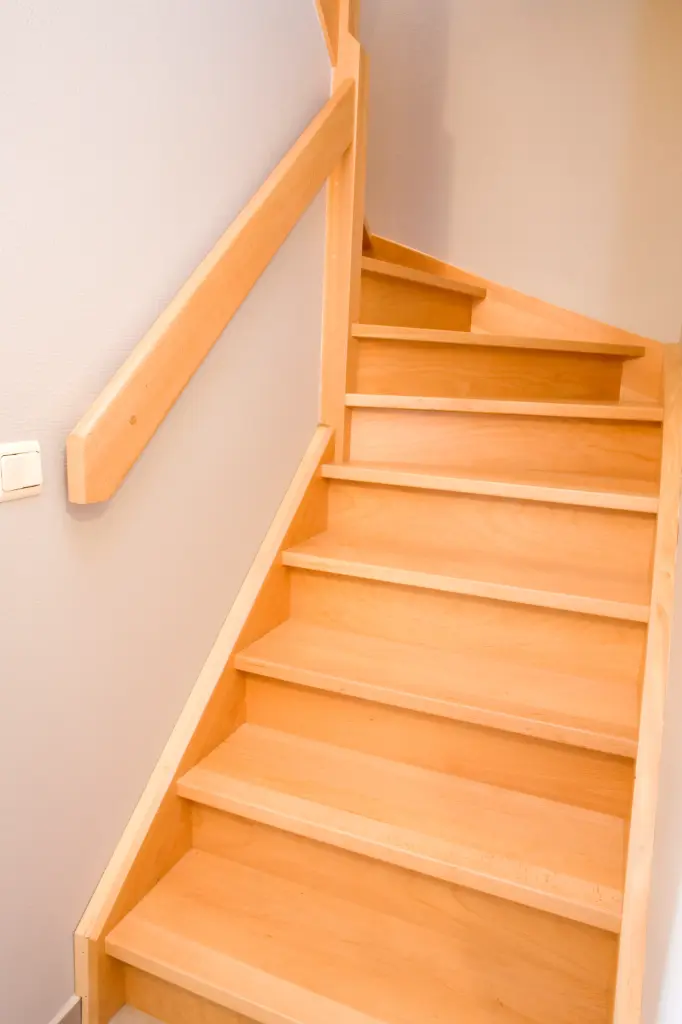 Escalier standard fermé à double quart tournant