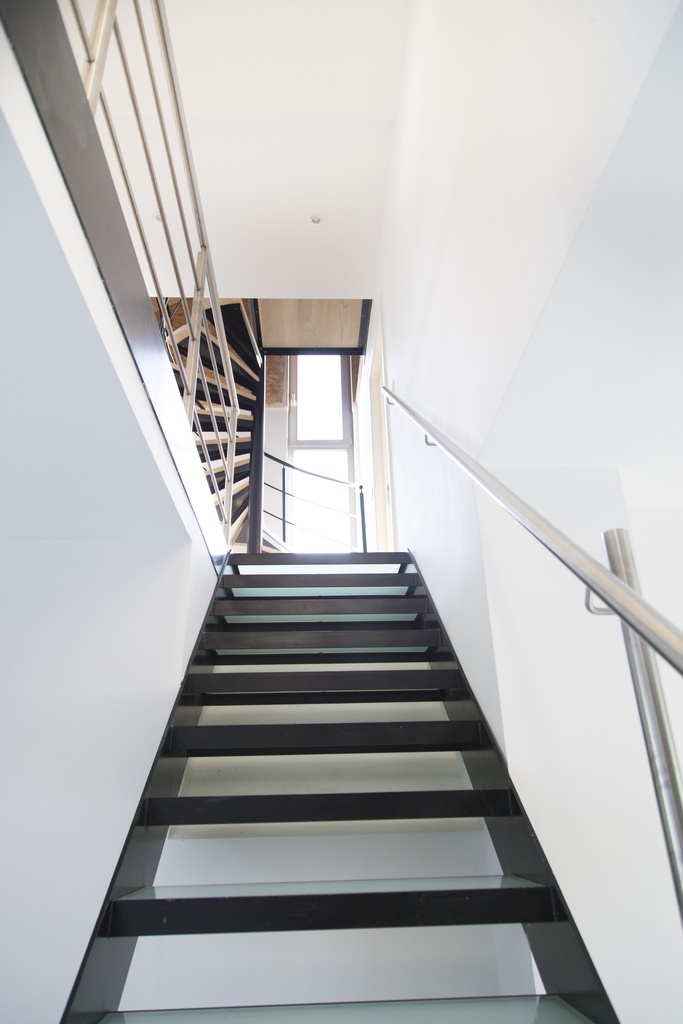 Strakke Metaaltrap met Matte Glazen Treden