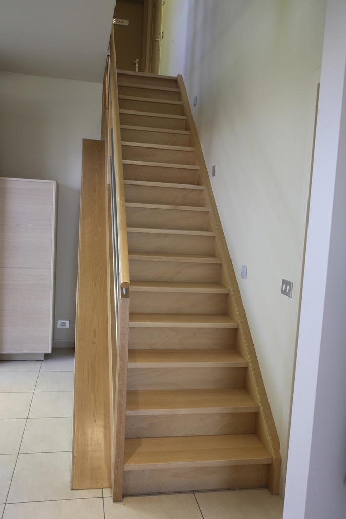 Escalier droit fermé standard en hêtre