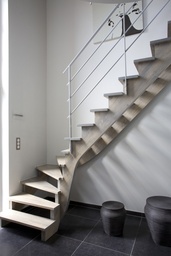 Escalier quart tournant ouvert avec limons sous-jacents