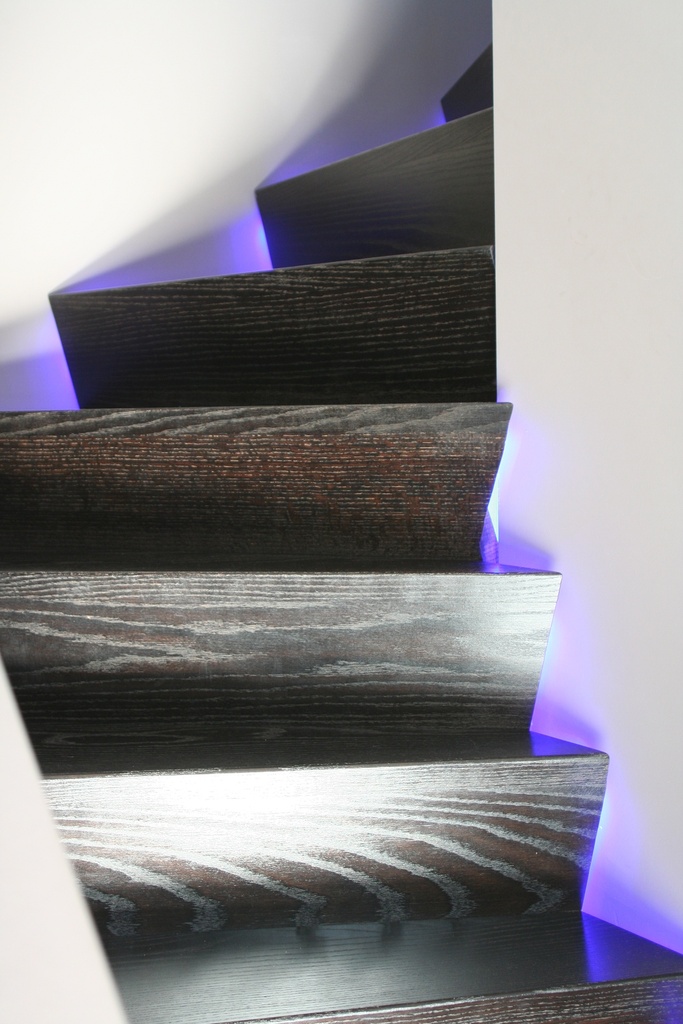 Escalier en Z entre murs avec éclairage LED
