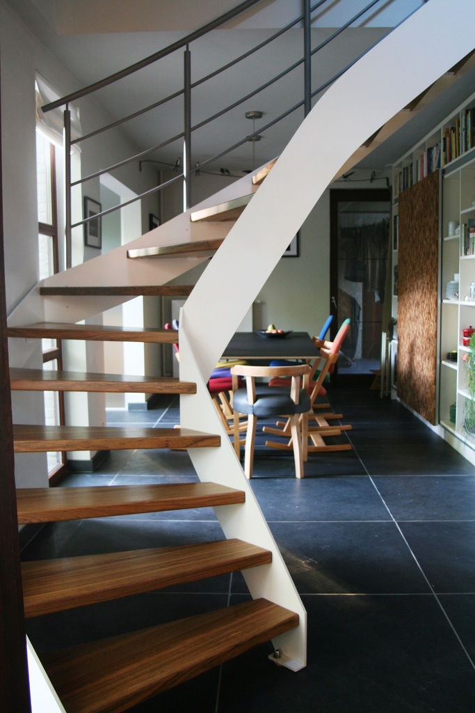 Escalier métallique à limons plats et palier en verre