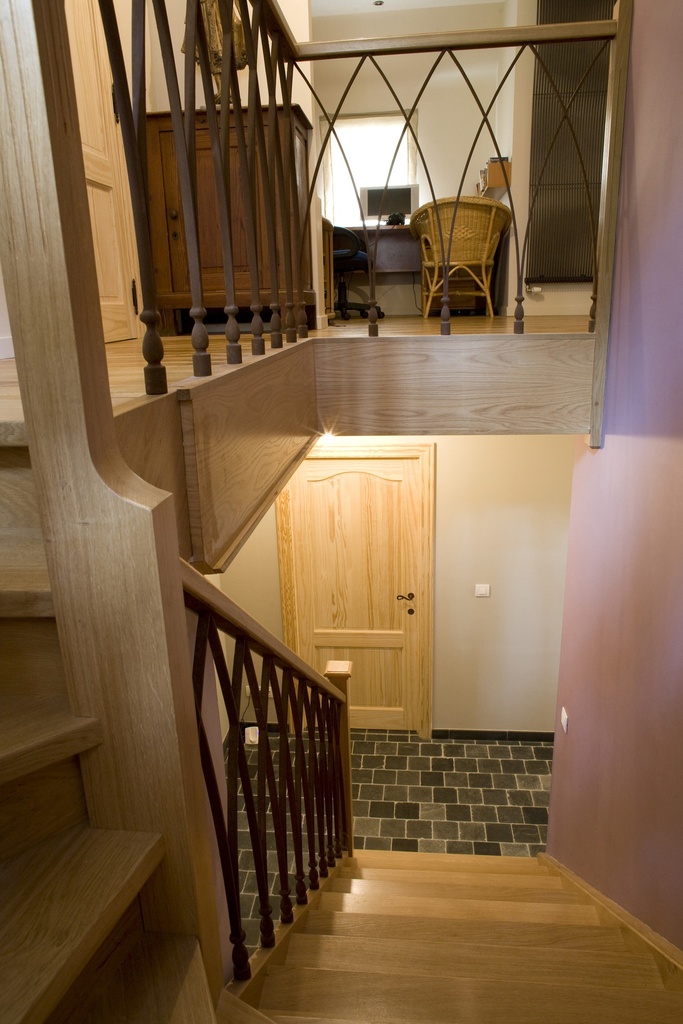 Escalier quart tournant double fermé avec une marche en bloc comme première marche (Escalier en L)