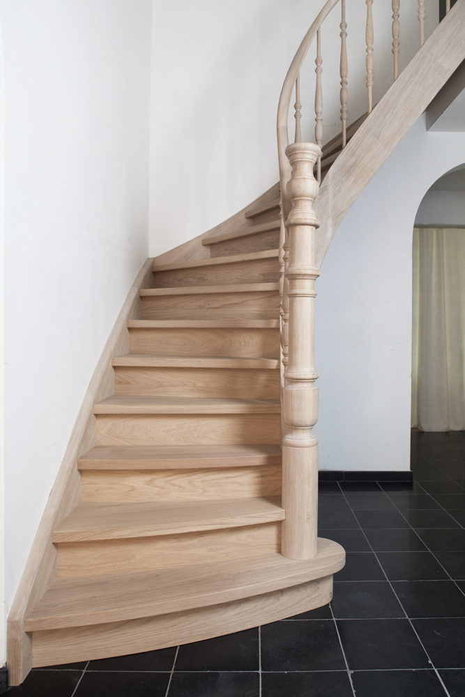 Escalier quart tournant en chêne avec pièce torsadée