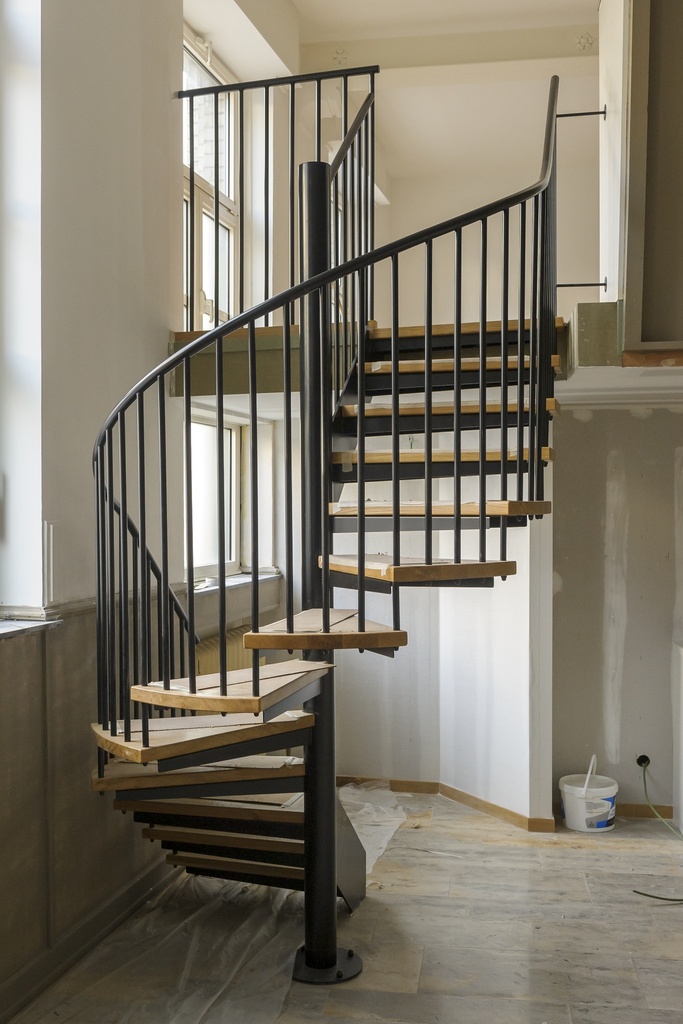 Escalier en colimaçon combinant limon et noyau central