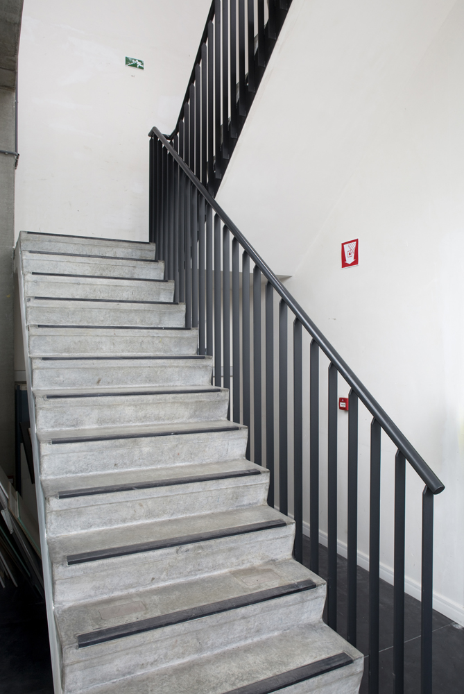 Garde-corps métallique sur escalier en béton (140)