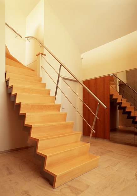 Escalier métallique à marches posées en forme de Z