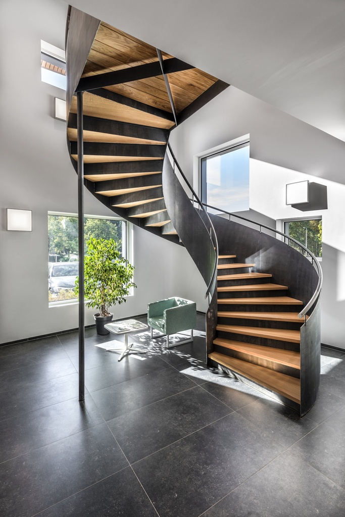 Escalier tournant élégant à marches en bois