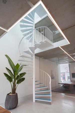 Escalier hélicoïdal métallique blanc