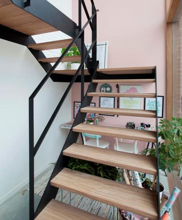 Escalier en métal avec marches et palier intermédiaire en afrormosia | Maison de maître à Wevelgem