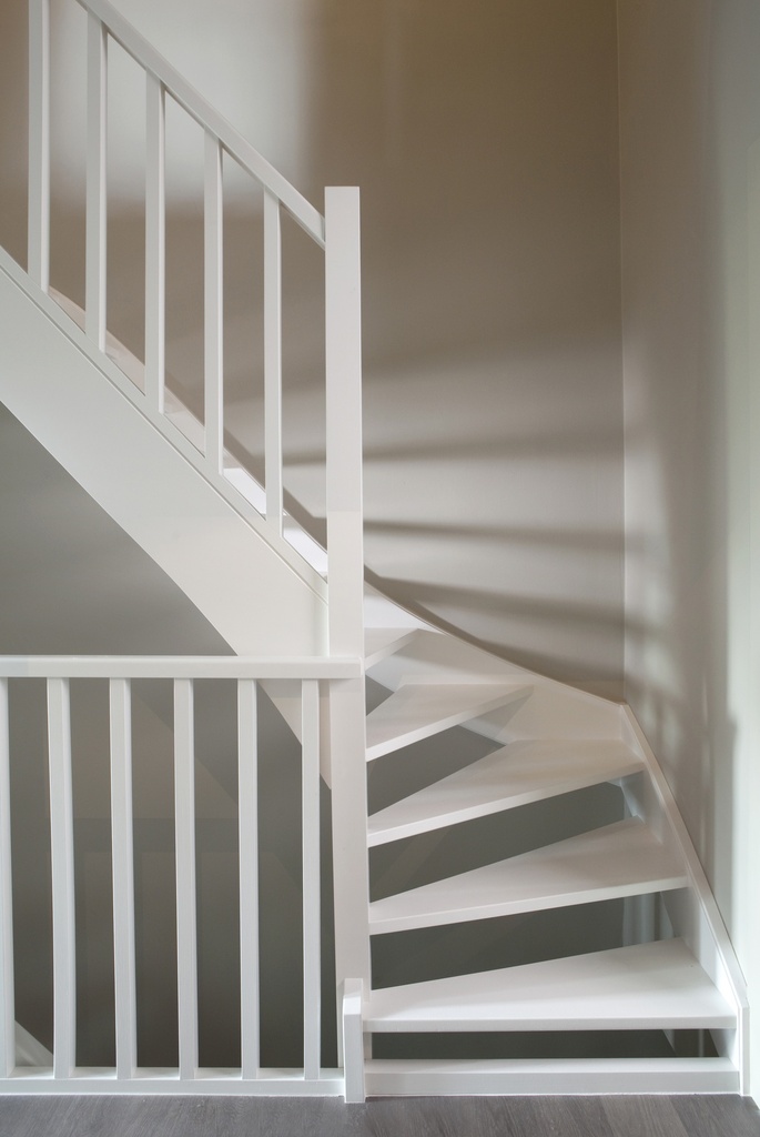 Klassieke trap | geschilderd
