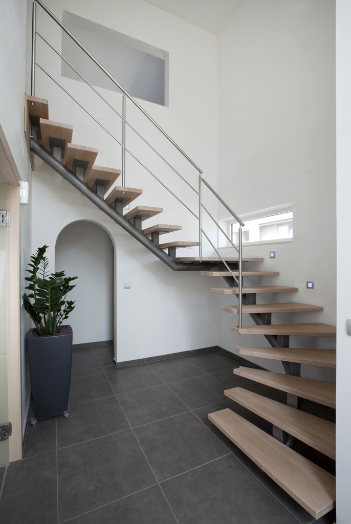 Escalier avec limon central rond en métal