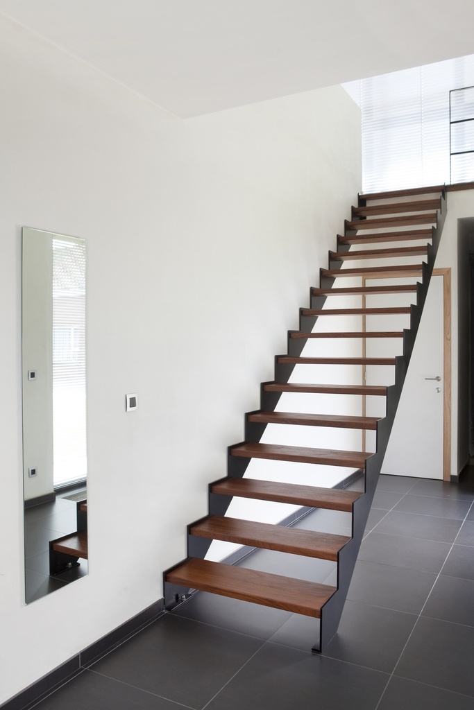 Escalier en métal avec marches en ovangkol