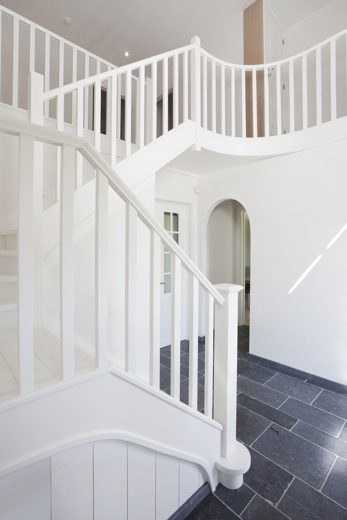 Escalier classique avec palier intermédiaire | peint