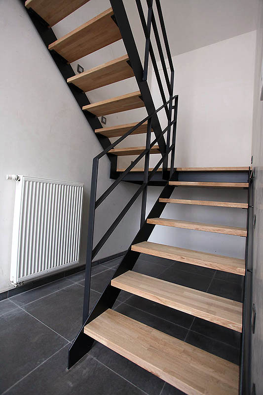 Metaaltrap met rubberwood treden en tussenbordes