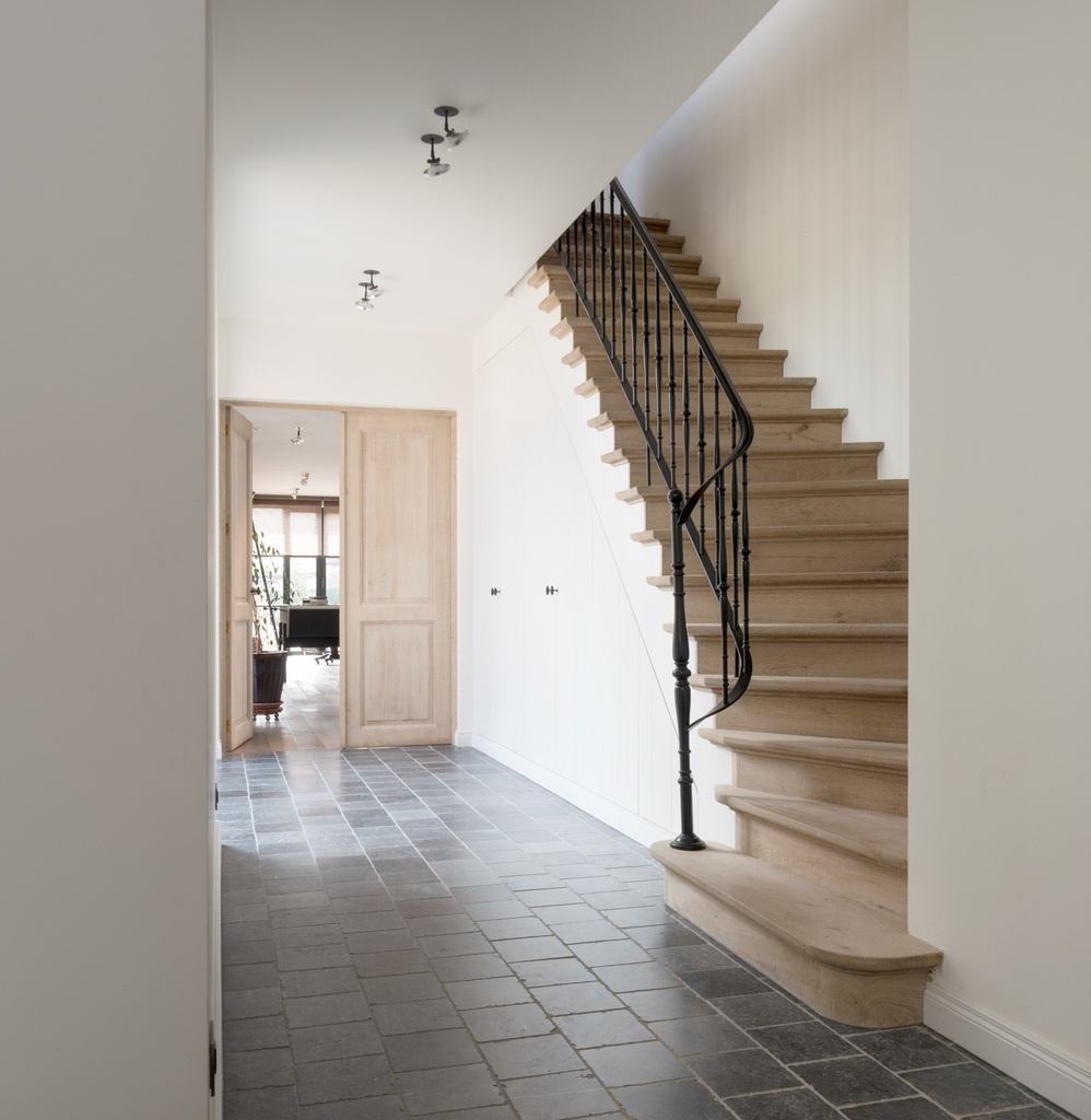 Kwartdraai eiken trap met opliggende treden | gerenoveerde hoeve