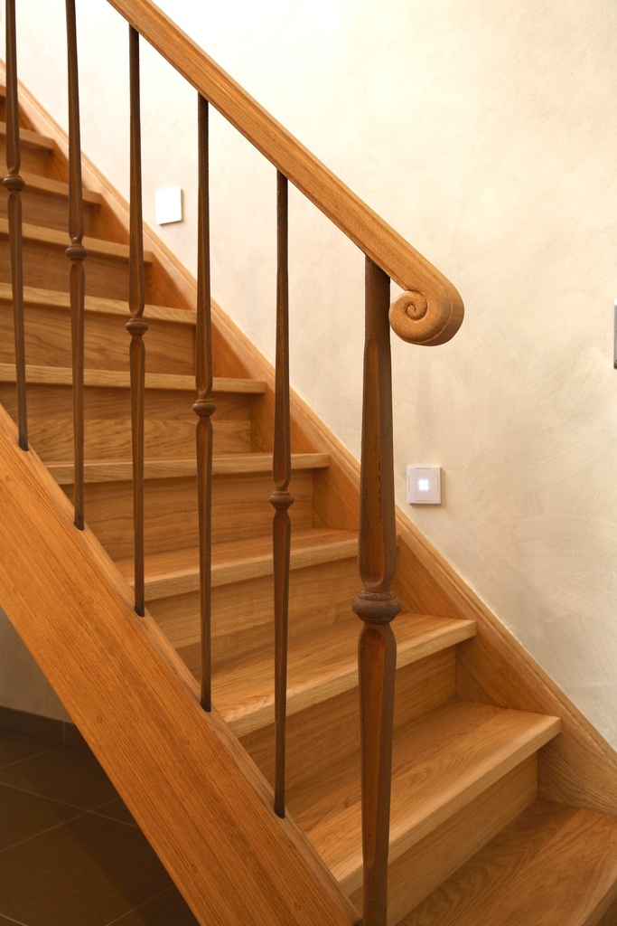 Klassieke trap met smeedijzer spijlen