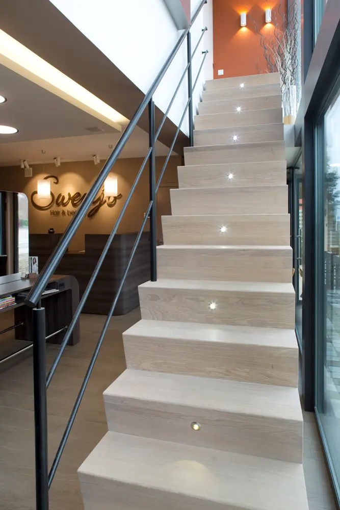 Escalier en Z avec LED dans un salon de coiffure