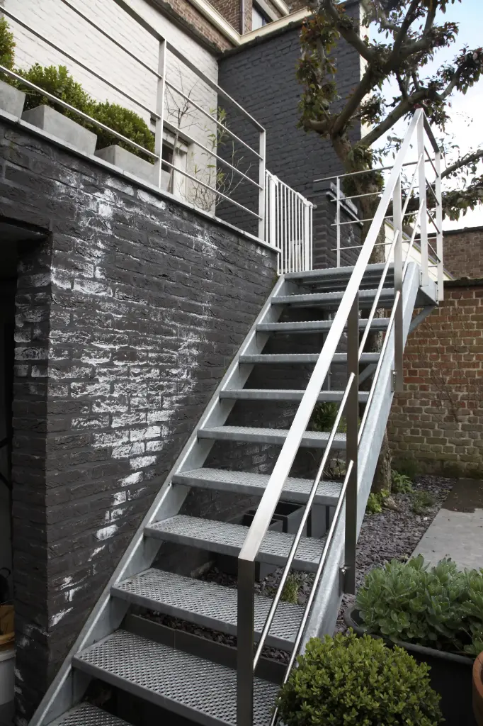 Rechte metalen trap (3007)