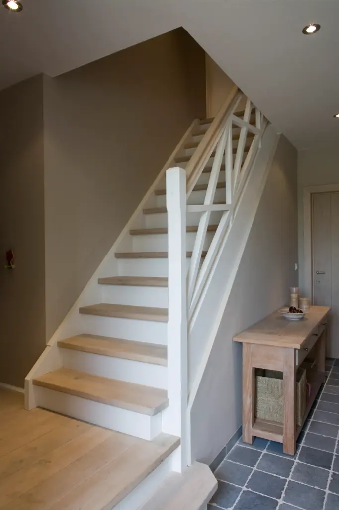 Escalier Blanc à Motif Croisé sur le Palier