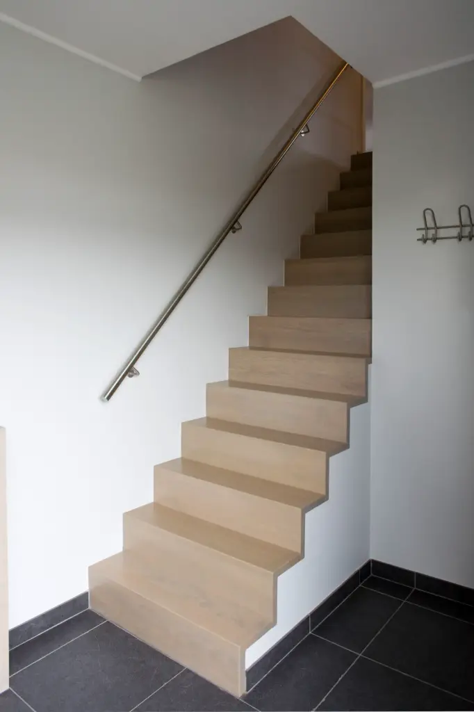 Escalier Fermé à Garde-corps Courbe