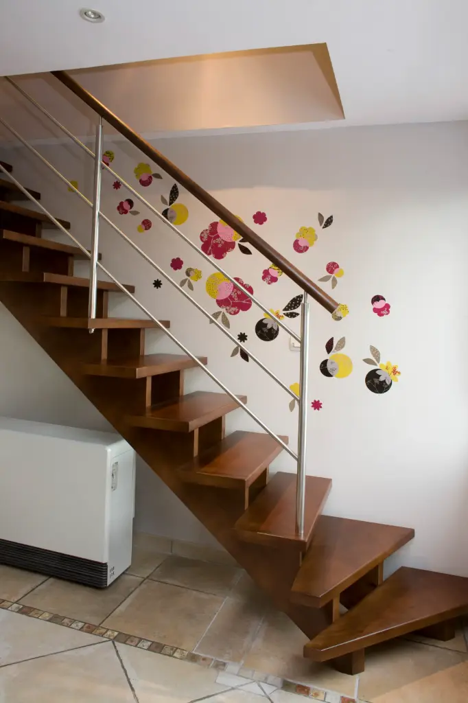 Open Trap in Donker Gebeitst Hout