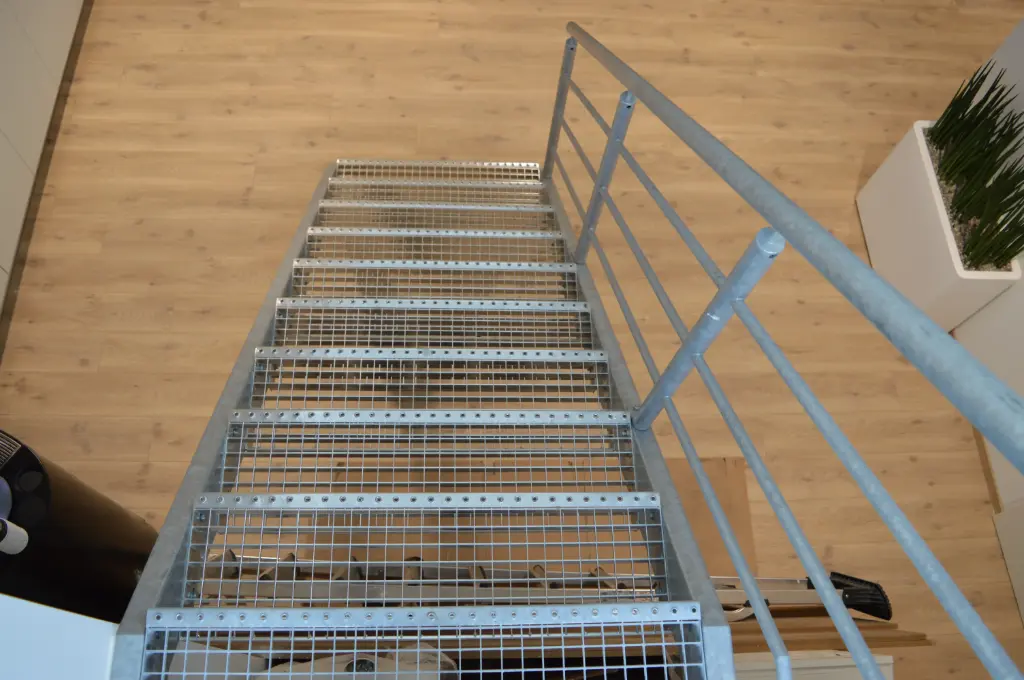 Escalier Fermé à Garde-corps Courbe