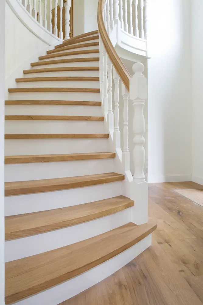 Gesloten Trap met Gebogen Balustrade