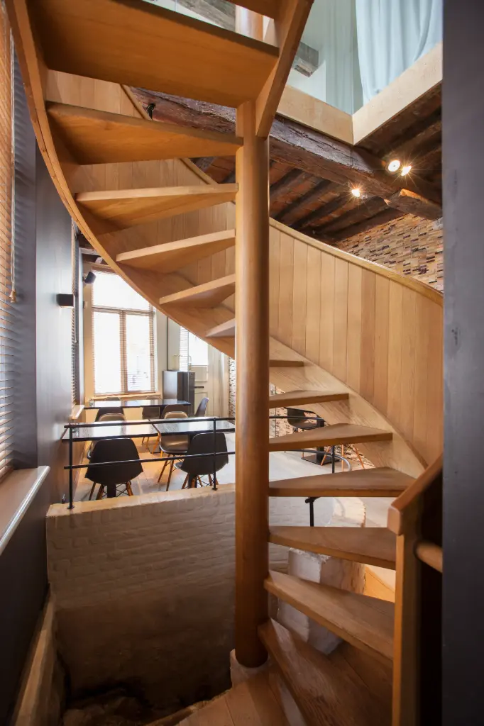 Houten S-trap met Paneelwerk
