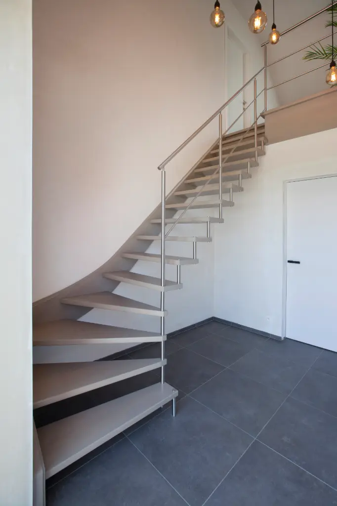 Zwevende Trap rond Inox Kolom