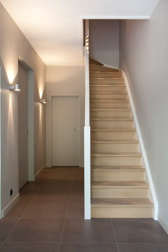 Escalier en Bois avec Garde-corps Blanc