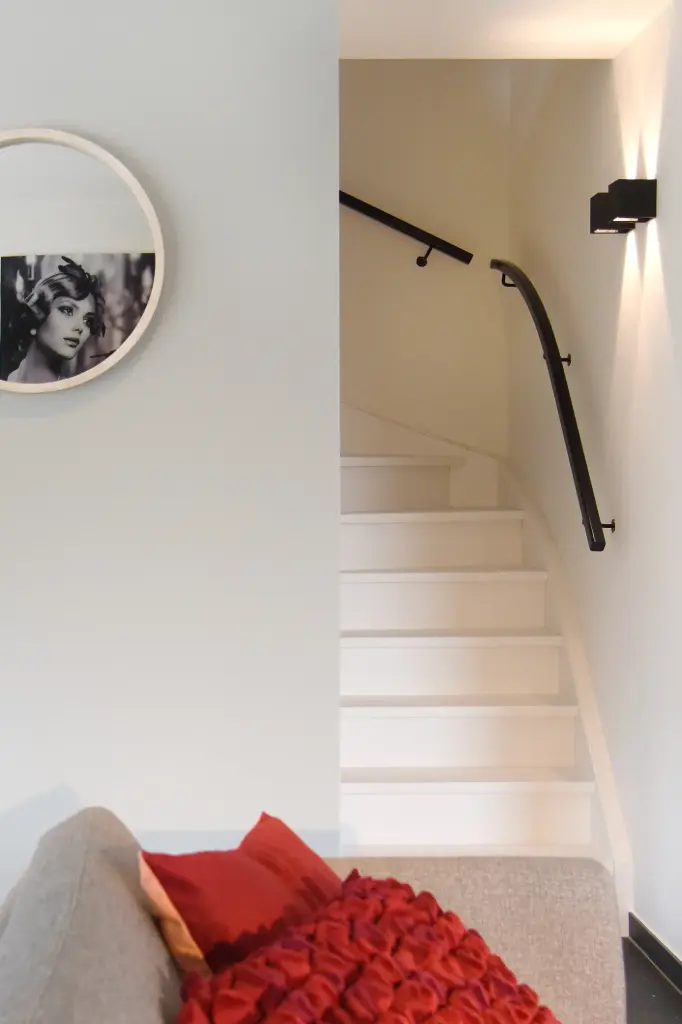 Witte Trap met Zwarte Wandleuning
