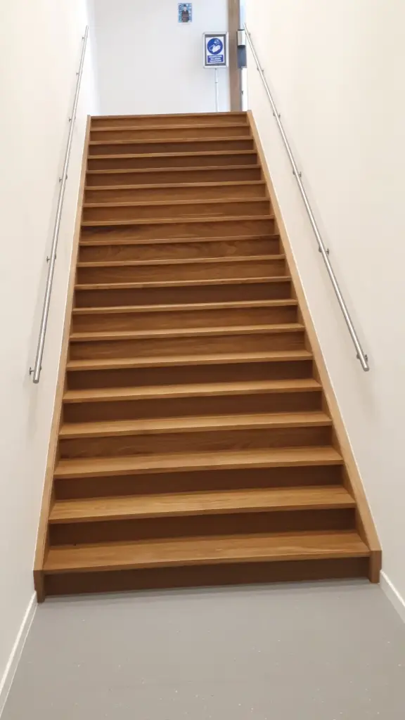 Rechte houten trap (3078)