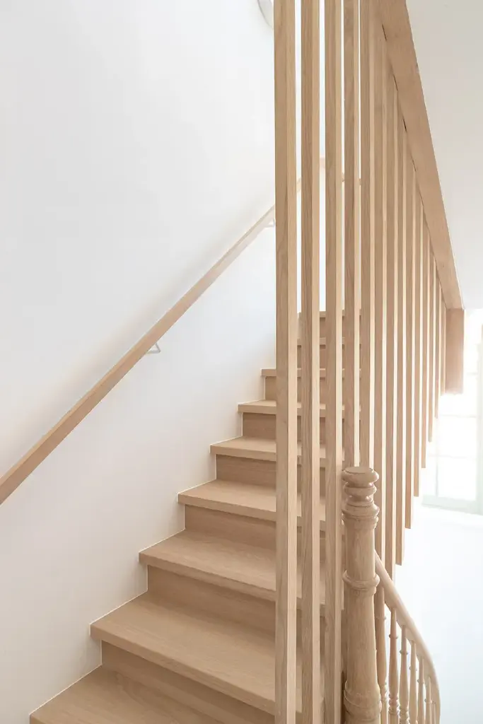 Houten Draaitrap met Verticale Spijlen
