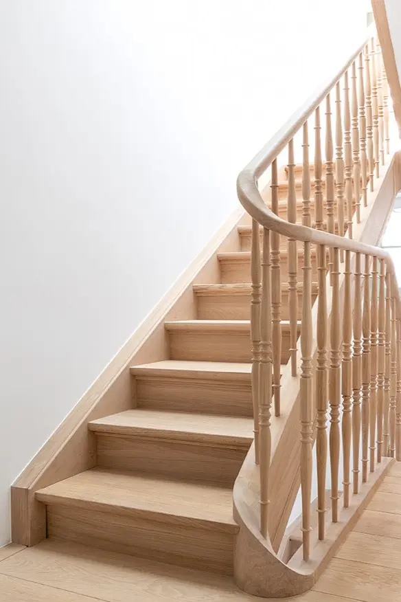 Klassieke Eiken Trap met Courbe en Balusters