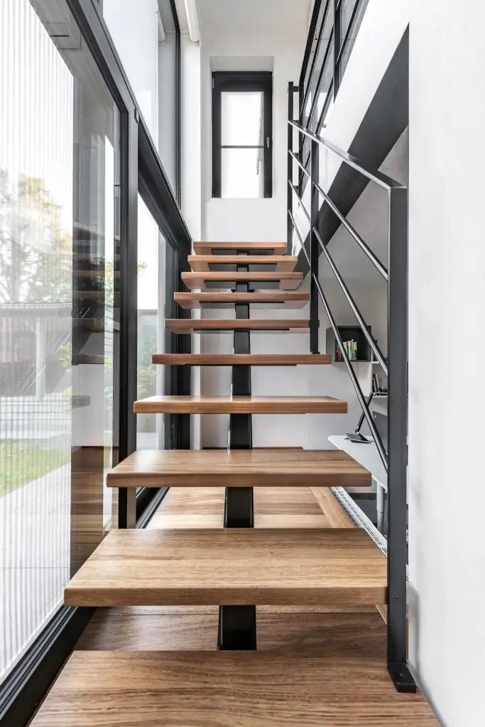 Moderne Metalen Trap met Iroko Treden