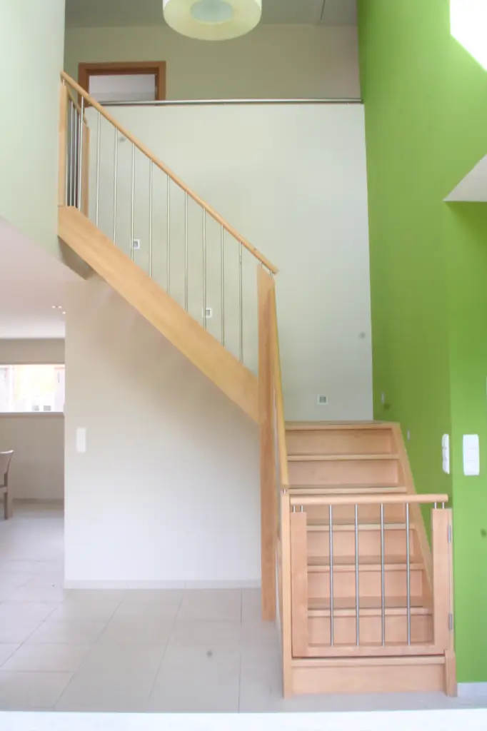 Escalier en Hêtre avec Barrière de Sécurité Enfant