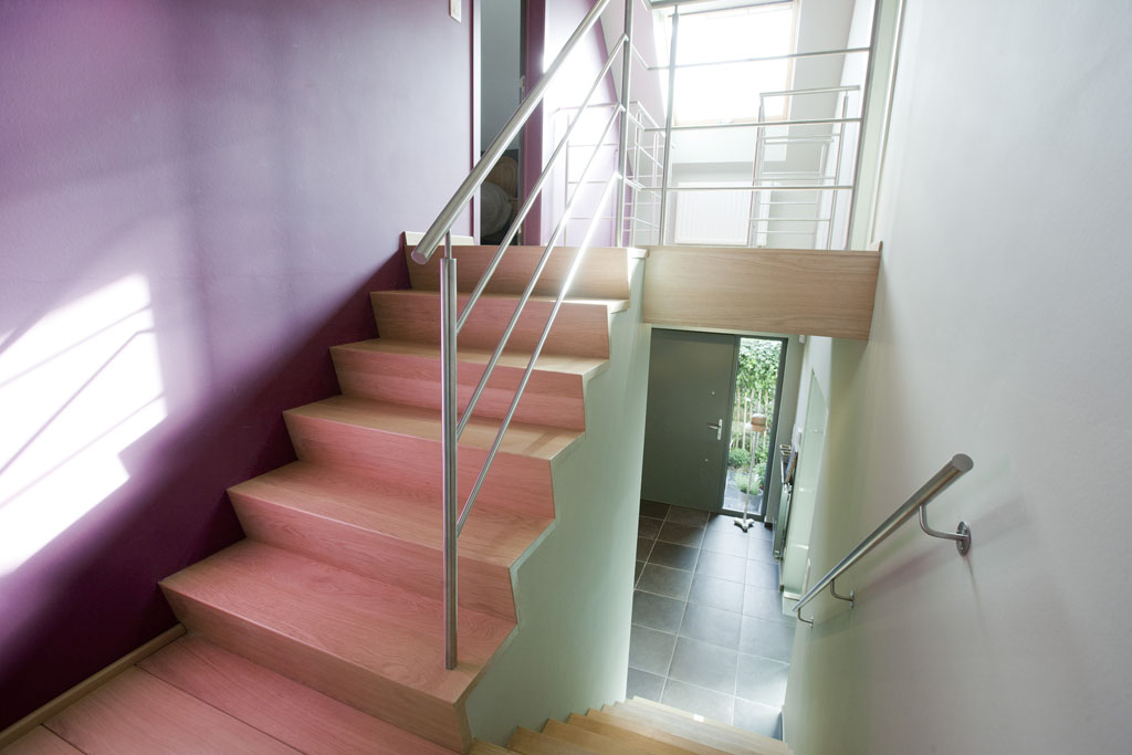Escalier en blocs de chêne avec mezzanine en verre