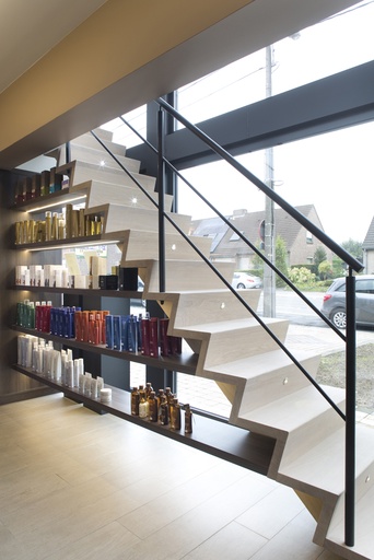 [1007] Oak Z-stairs with centrally placed stair beam