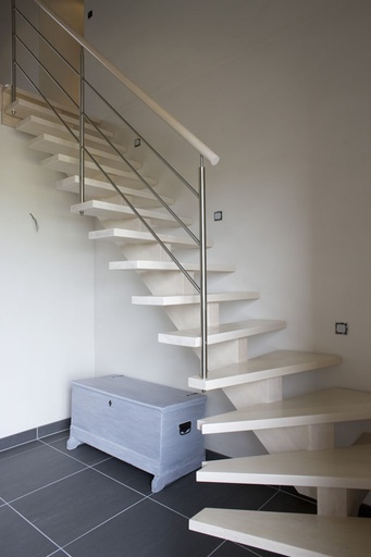 [1052] Escalier à limon central en bois