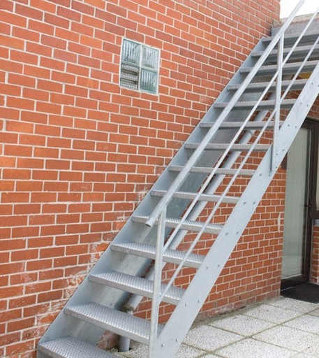[1057] Escalier industriel en métal, installation extérieure